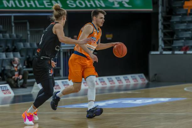 并允许更多 并允许更多