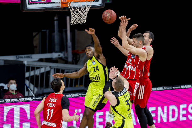 她在进攻线 她在进攻线